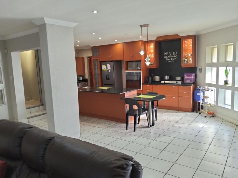 Spacious 3 bedroom freestanding duet. - Photo 6