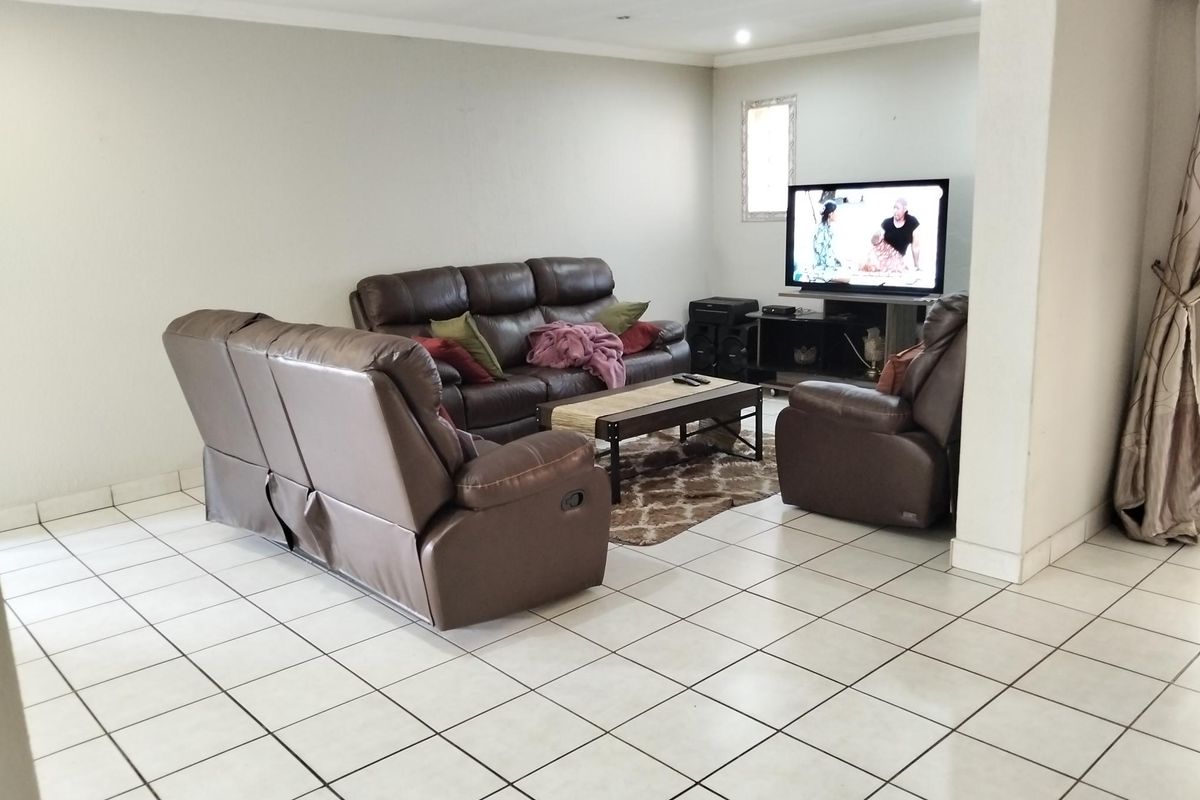 Spacious 3 bedroom freestanding duet. - Photo 3