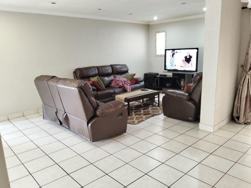 Spacious 3 bedroom freestanding duet. - Photo 3