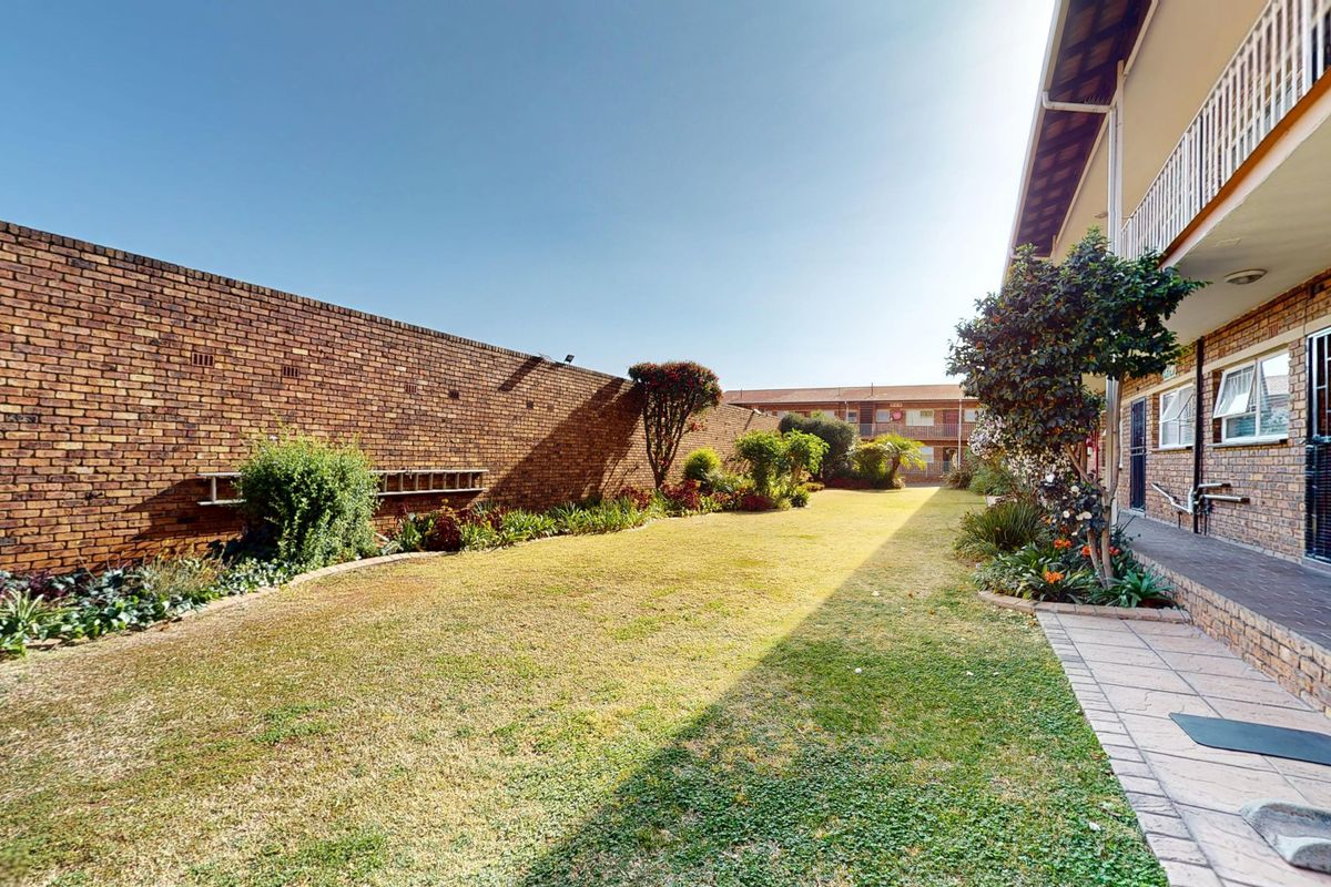 3 bedroom, 2 bathroom, 2 garages in secure  compl - Albemarle - Photo 2