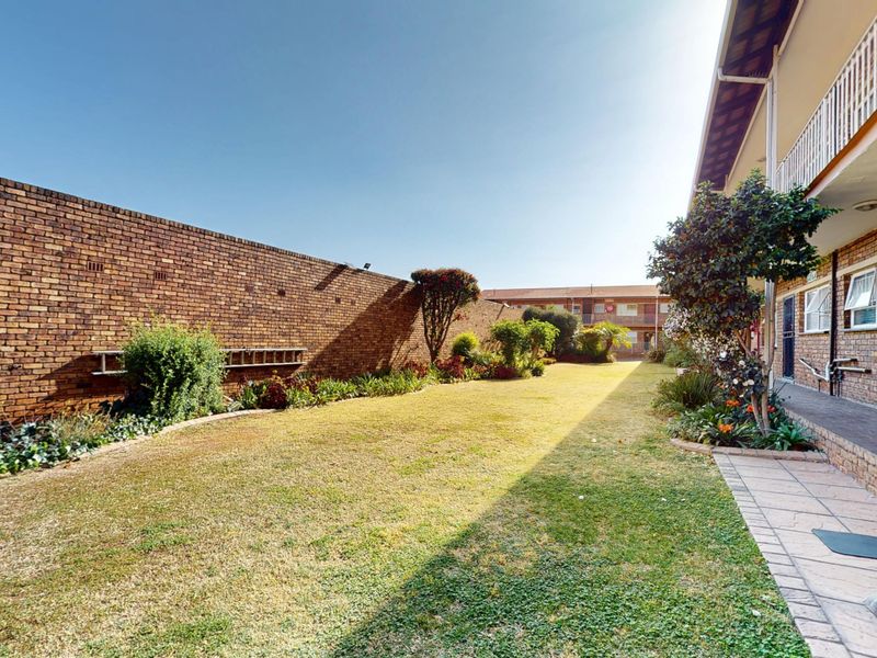 3 bedroom, 2 bathroom, 2 garages in secure  compl - Albemarle - Photo 2