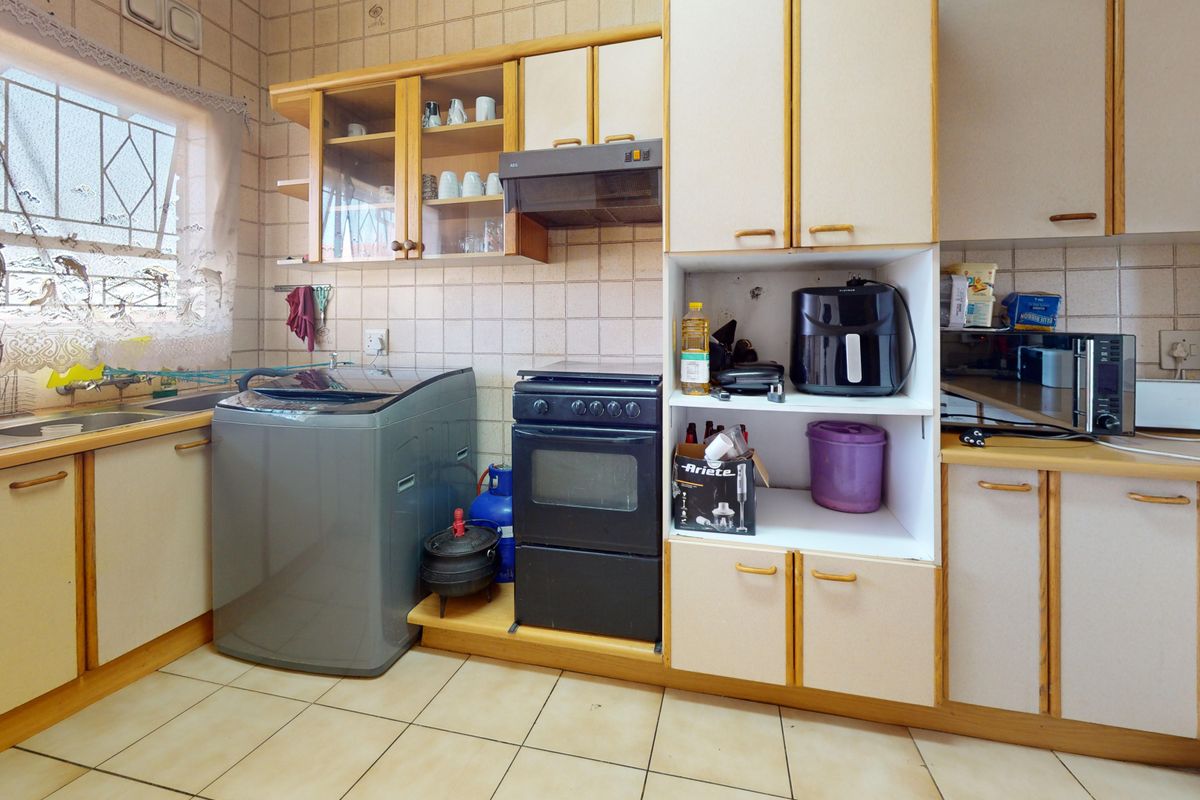 3 bedroom, 2 bathroom, 2 garages in secure  compl - Albemarle - Photo 4