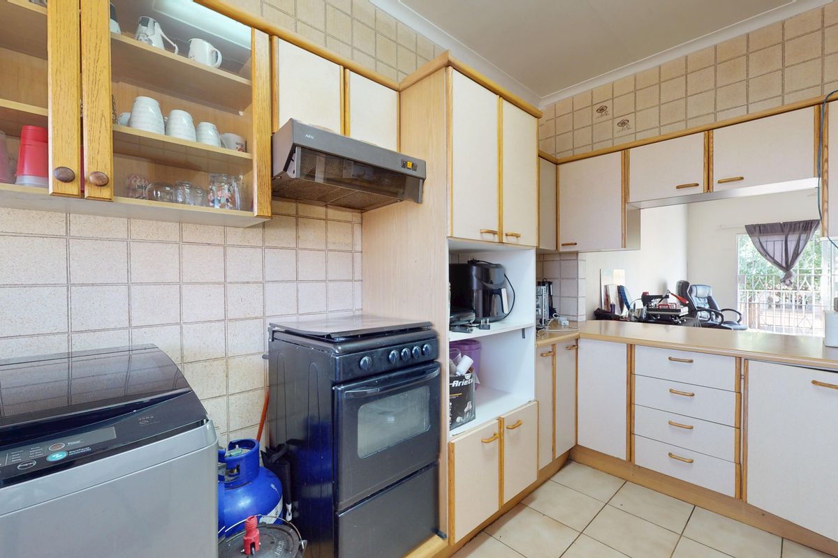 3 bedroom, 2 bathroom, 2 garages in secure  compl - Albemarle - Photo 3