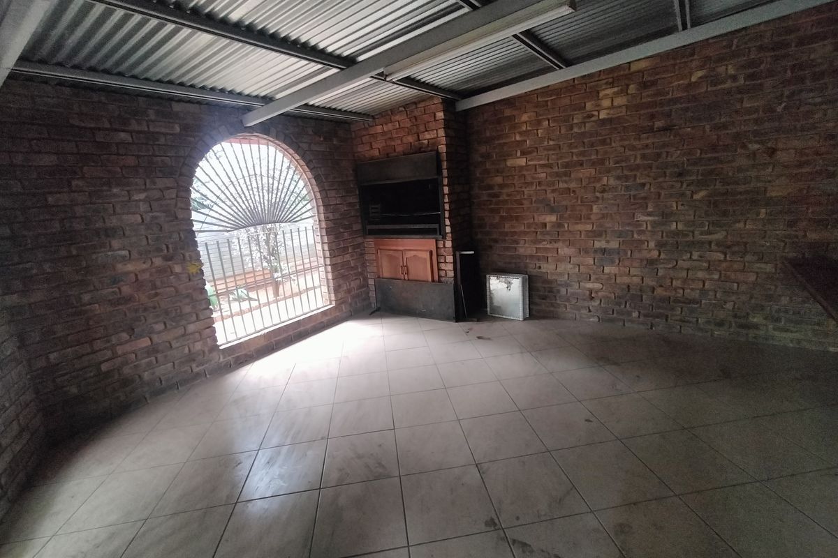 Above Rachel de Beer – Convenient Location, Endless Potential - Photo 2