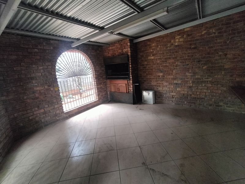 Above Rachel de Beer – Convenient Location, Endless Potential - Photo 2