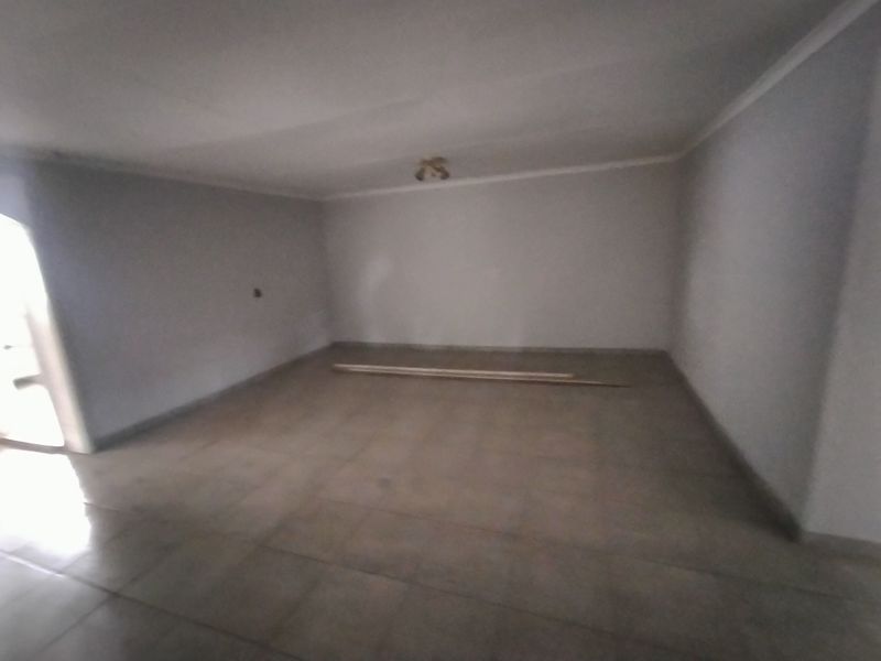 Above Rachel de Beer – Convenient Location, Endless Potential - Photo 3