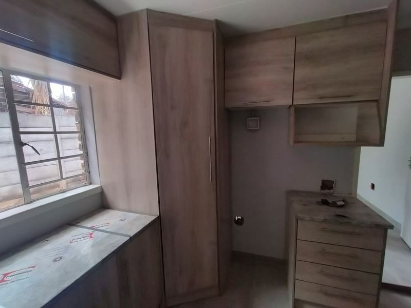 Above Rachel de Beer – Convenient Location, Endless Potential - Photo 5