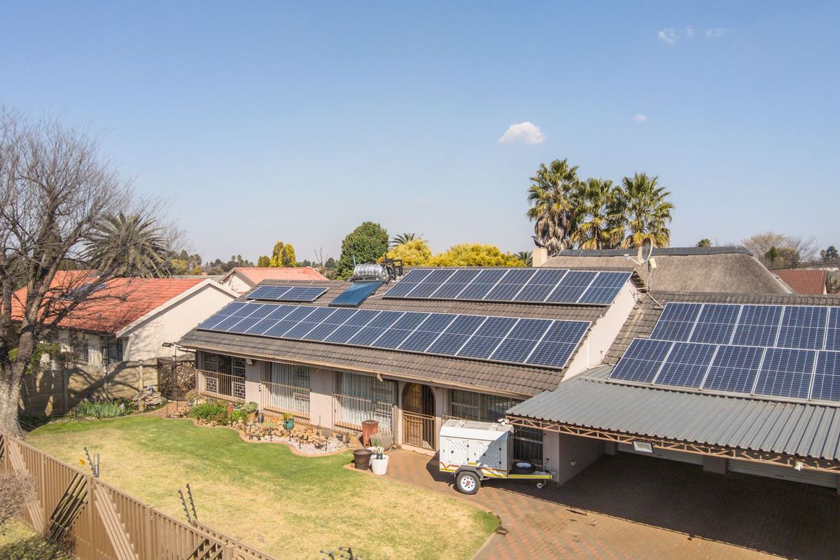 Off-Grid Retreat in Arcon Park: Luxurious 3-Bedroom Self-Sustaining Home - Photo 2