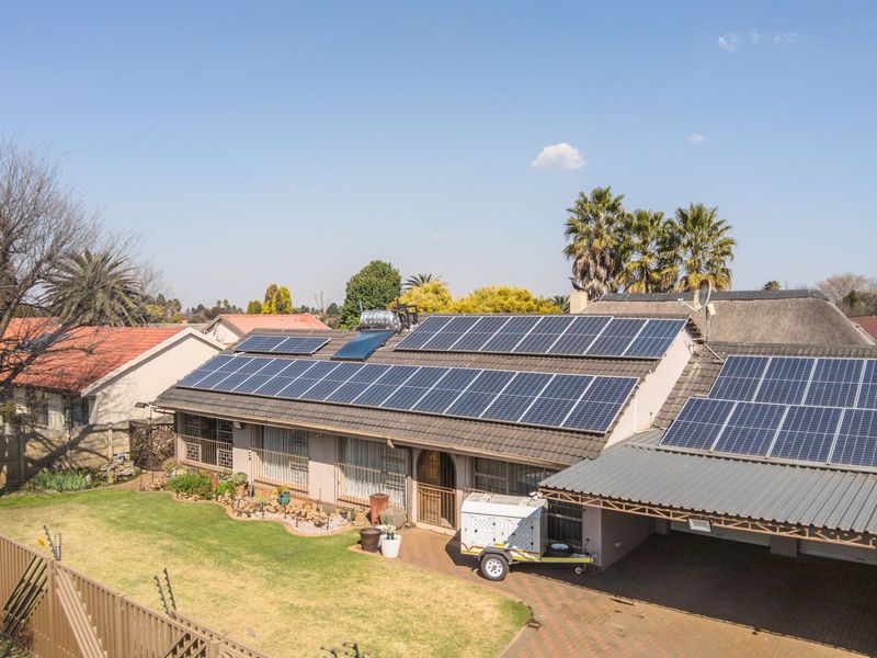 Off-Grid Retreat in Arcon Park: Luxurious 3-Bedroom Self-Sustaining Home - Photo 2