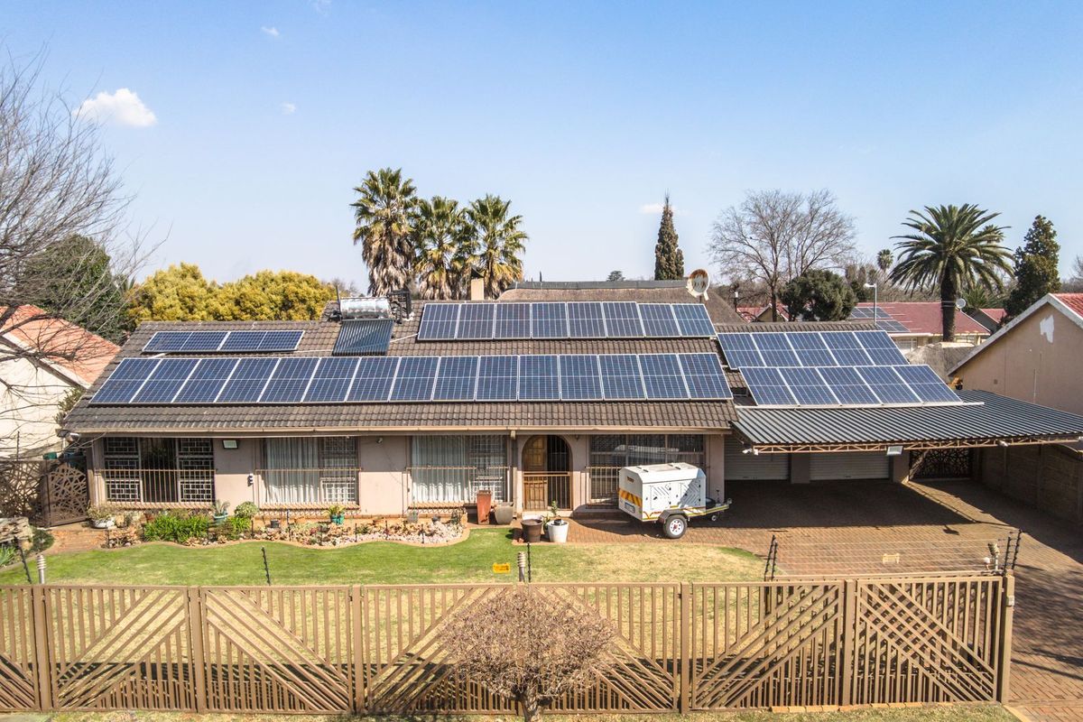 Off-Grid Retreat in Arcon Park: Luxurious 3-Bedroom Self-Sustaining Home - Photo 3