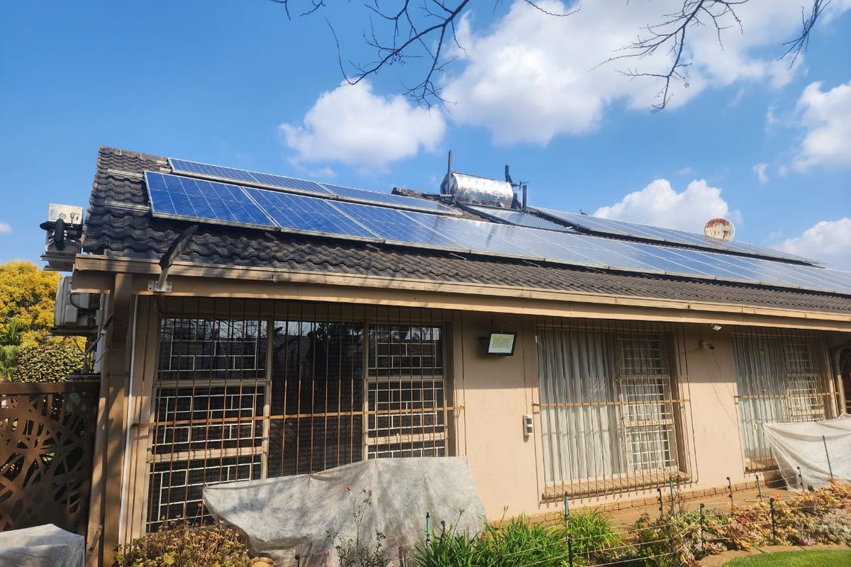 Off-Grid Retreat in Arcon Park: Luxurious 3-Bedroom Self-Sustaining Home - Photo 4