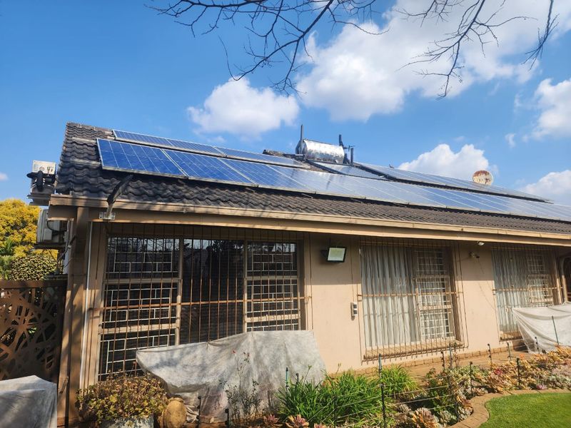 Off-Grid Retreat in Arcon Park: Luxurious 3-Bedroom Self-Sustaining Home - Photo 4