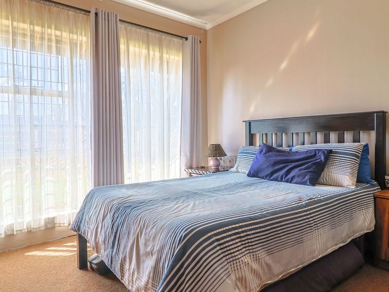 Off-Grid Retreat in Arcon Park: Luxurious 3-Bedroom Self-Sustaining Home - Photo 9