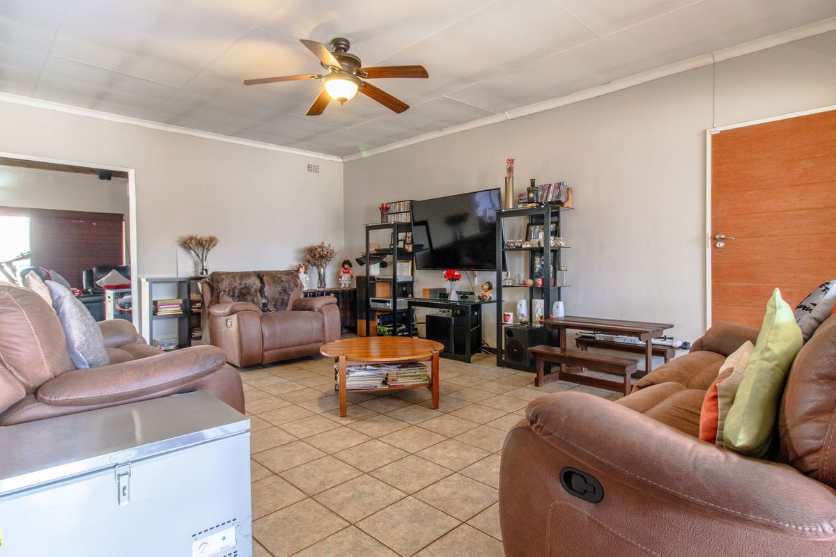 Off-Grid Retreat in Arcon Park: Luxurious 3-Bedroom Self-Sustaining Home - Photo 5