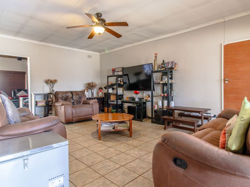 Off-Grid Retreat in Arcon Park: Luxurious 3-Bedroom Self-Sustaining Home - Photo 5