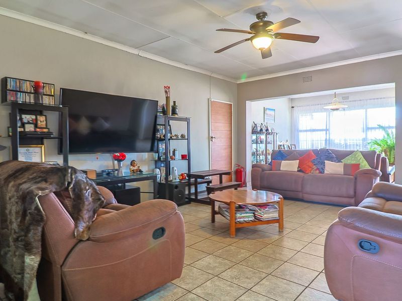 Off-Grid Retreat in Arcon Park: Luxurious 3-Bedroom Self-Sustaining Home - Photo 10