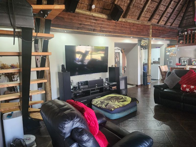 Off-Grid Retreat in Arcon Park: Luxurious 3-Bedroom Self-Sustaining Home - Photo 8