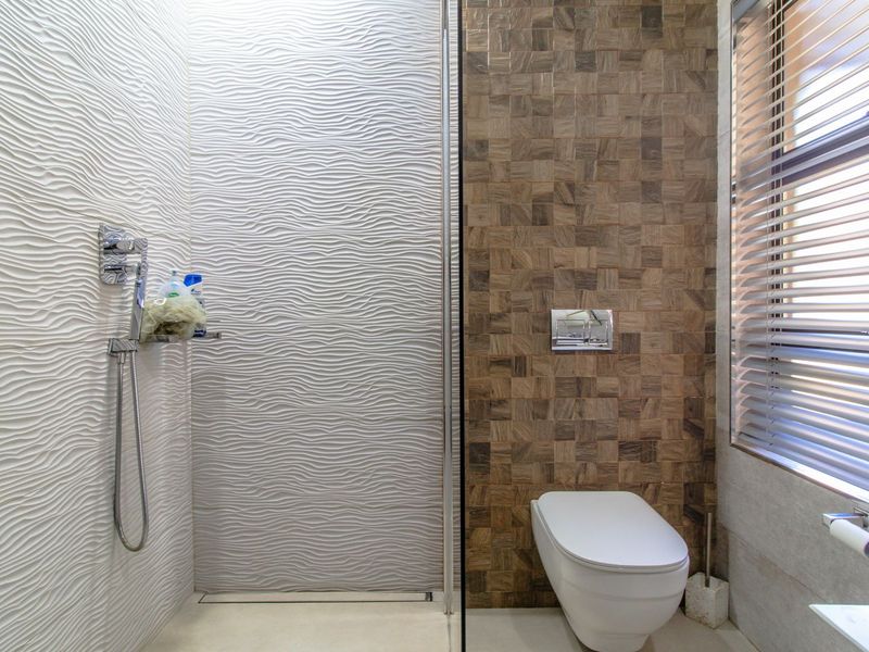 Off-Grid Retreat in Arcon Park: Luxurious 3-Bedroom Self-Sustaining Home - Photo 7