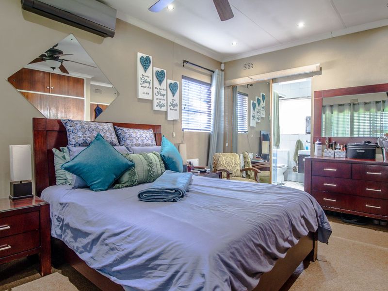 Off-Grid Retreat in Arcon Park: Luxurious 3-Bedroom Self-Sustaining Home - Photo 6