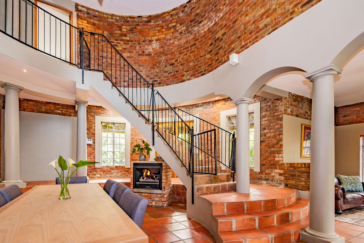 HOT PROPERTY! 5 EN-SUITES, FLAT & SO MUCH MORE! - Photo 2