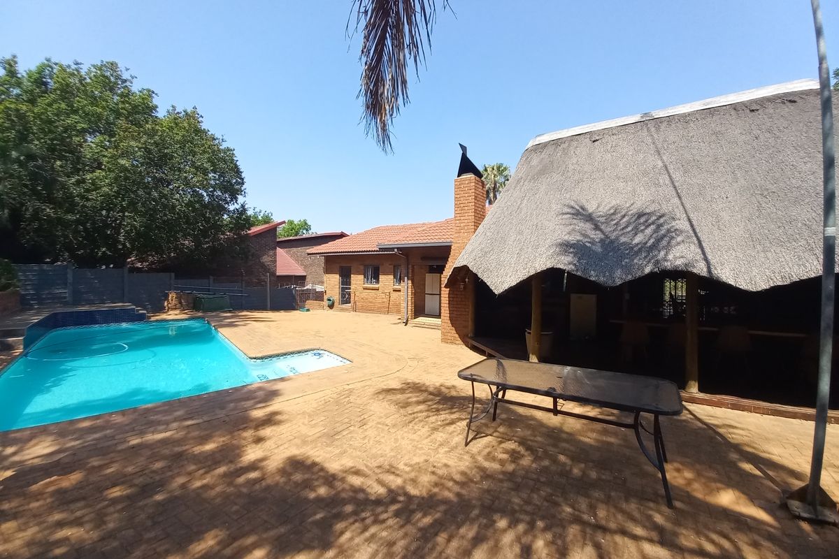 Spacious Dual-Living Family Retreat - Photo 4