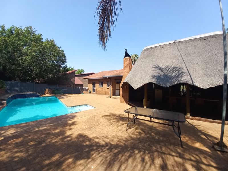 Spacious Dual-Living Family Retreat - Photo 4