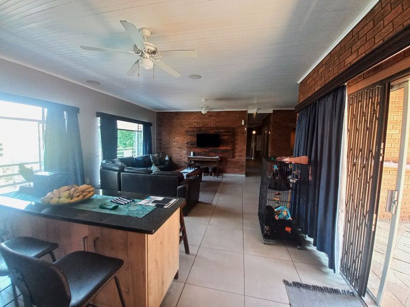 Spacious Dual-Living Family Retreat - Photo 10