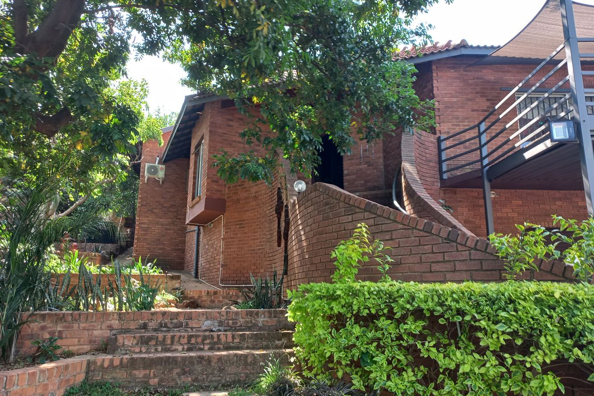 Spacious Dual-Living Family Retreat - Photo 3