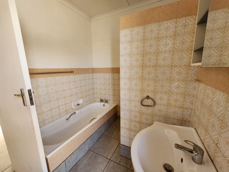 Semi face brick 4 bedroom house for sale in balfour - Photo 10