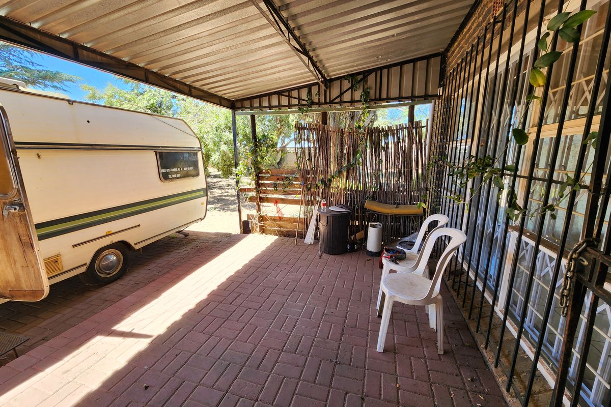 Semi face brick 4 bedroom house for sale in balfour - Photo 2