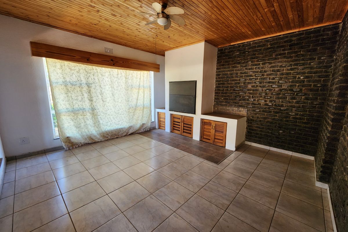 Semi face brick 4 bedroom house for sale in balfour - Photo 3