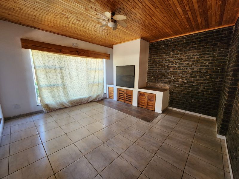 Semi face brick 4 bedroom house for sale in balfour - Photo 3