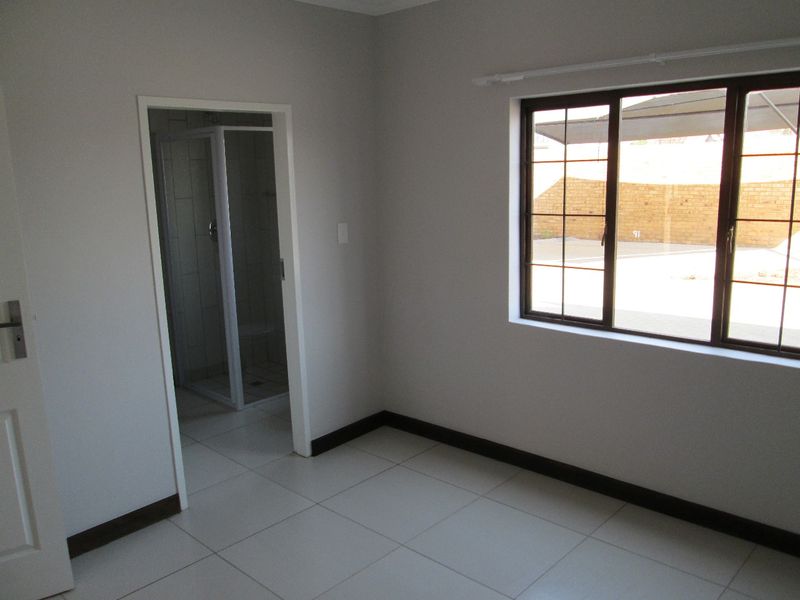 For Sale: 1 Bedroom Ground Floor Apartment – Rooihuiskraal North, Centurion - Photo 8