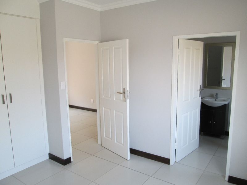 For Sale: 1 Bedroom Ground Floor Apartment – Rooihuiskraal North, Centurion - Photo 6
