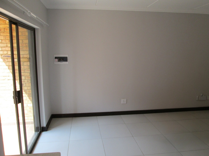 For Sale: 1 Bedroom Ground Floor Apartment – Rooihuiskraal North, Centurion - Photo 4