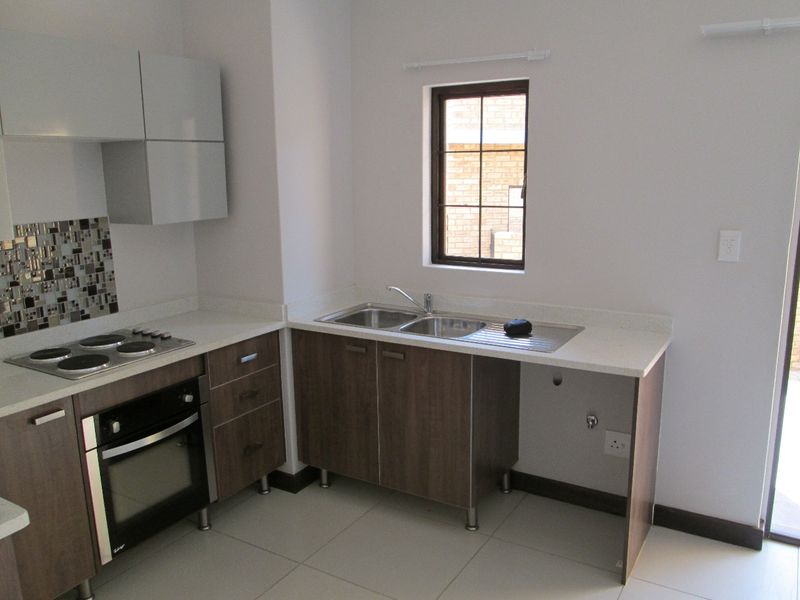 For Sale: 1 Bedroom Ground Floor Apartment – Rooihuiskraal North, Centurion - Photo 2