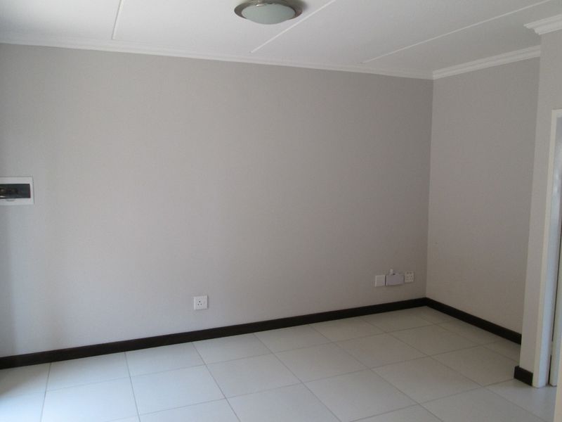 For Sale: 1 Bedroom Ground Floor Apartment – Rooihuiskraal North, Centurion - Photo 5