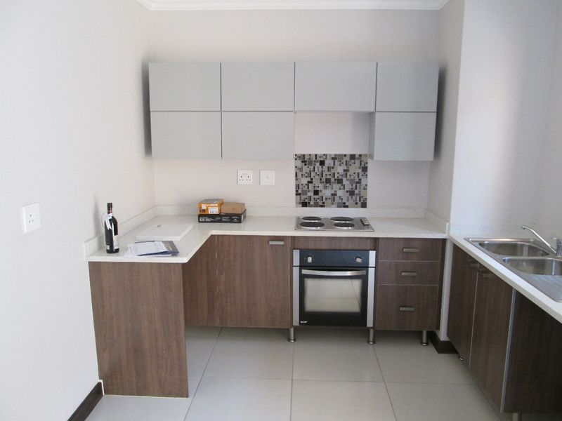 For Sale: 1 Bedroom Ground Floor Apartment – Rooihuiskraal North, Centurion - Photo 3