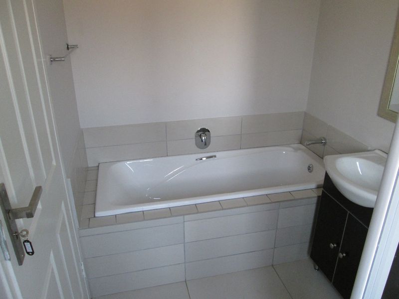 For Sale: 1 Bedroom Ground Floor Apartment – Rooihuiskraal North, Centurion - Photo 9