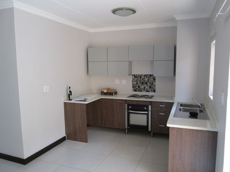For Sale: 1 Bedroom Ground Floor Apartment – Rooihuiskraal North, Centurion - Photo 1