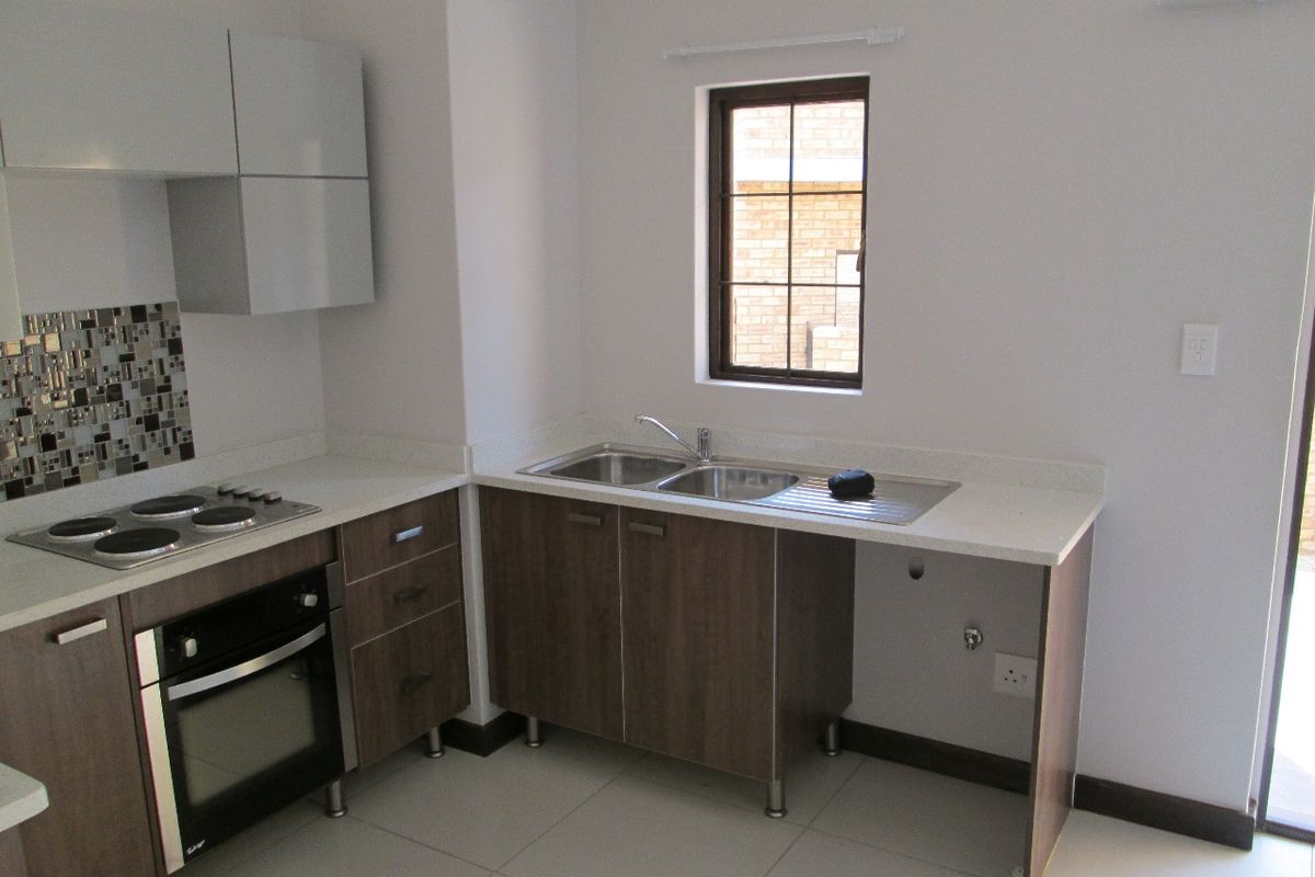 For Sale: 1 Bedroom Ground Floor Apartment – Rooihuiskraal North, Centurion - Photo 2