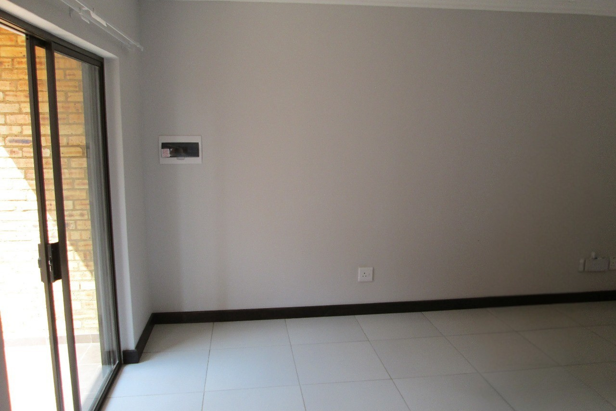 For Sale: 1 Bedroom Ground Floor Apartment – Rooihuiskraal North, Centurion - Photo 4