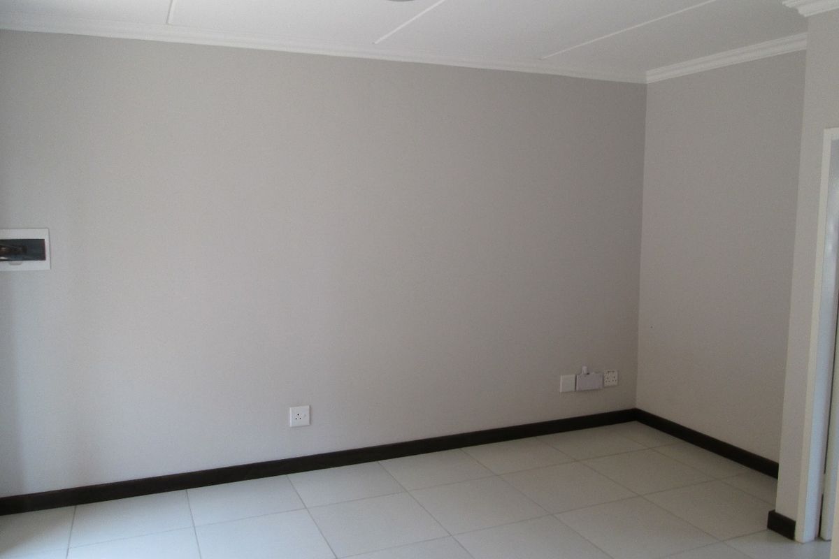 For Sale: 1 Bedroom Ground Floor Apartment – Rooihuiskraal North, Centurion - Photo 5