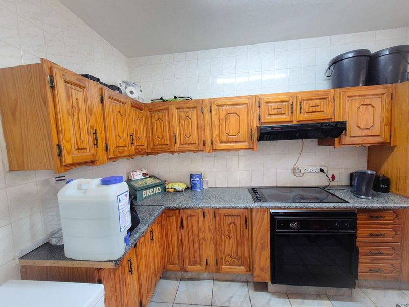 Ground Floor 2-Bedroom Flat with Backyardaccess - Photo 4