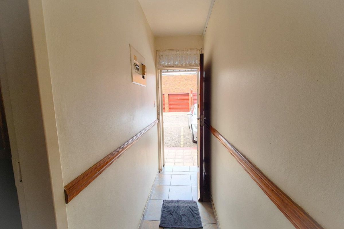 Ground Floor 2-Bedroom Flat with Backyardaccess - Photo 2