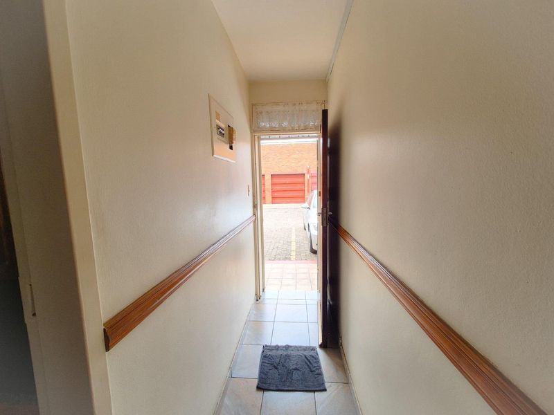 Ground Floor 2-Bedroom Flat with Backyardaccess - Photo 2