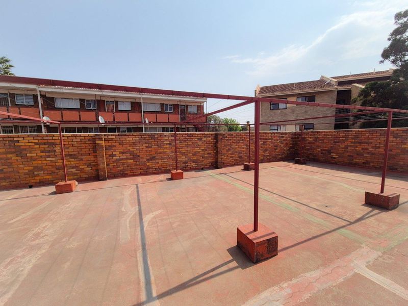 Ground Floor 2-Bedroom Flat with Backyardaccess - Photo 10