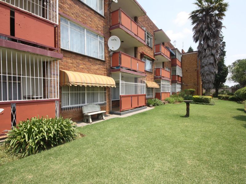 Ground Floor 2-Bedroom Flat with Backyardaccess - Photo 1