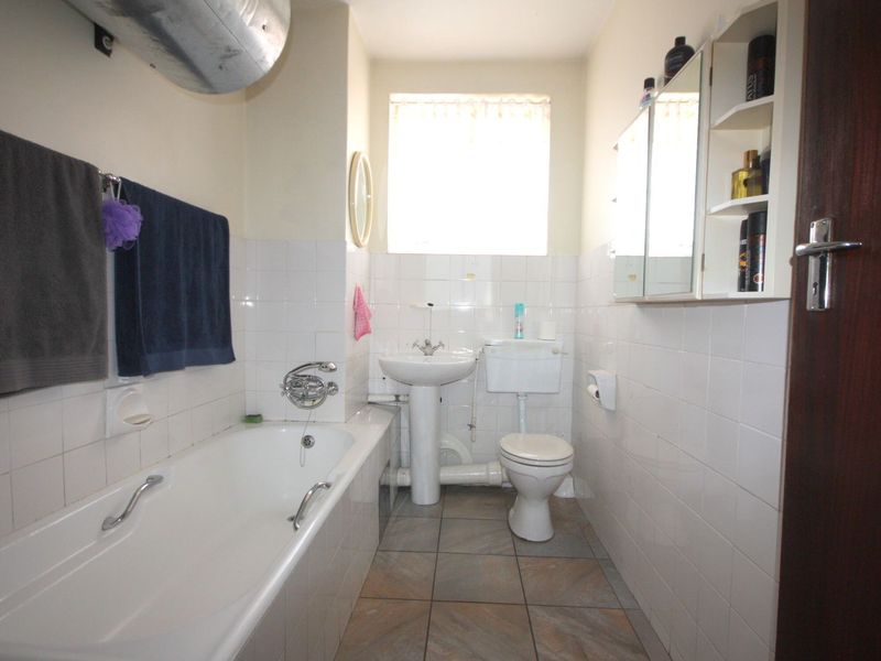 Ground Floor 2-Bedroom Flat with Backyardaccess - Photo 9