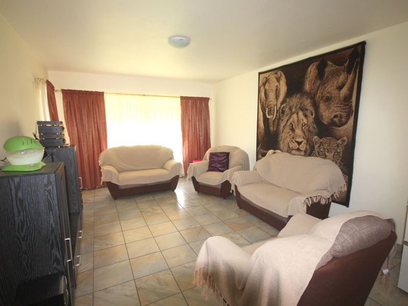Ground Floor 2-Bedroom Flat with Backyardaccess - Photo 6